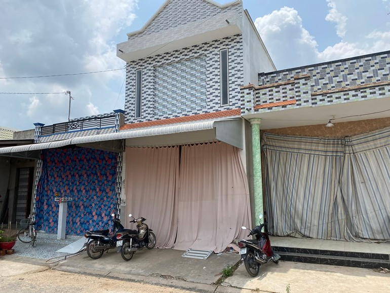 Dân vùng sạt lở khổ với “núi đất” -0