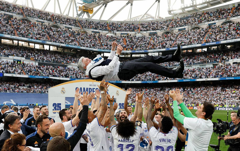 Real Madrid ăn mừng chức vô địch. (Ảnh: Realmadrid) 'Hủy diệt' Espanyol, Real Madrid vô địch La Liga sớm 4 vòng đấu -0