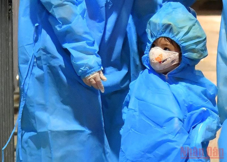 Di dời người dân tại “điểm đỏ” phường Thanh Xuân Trung đến nơi an toàn -0