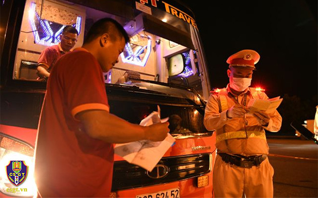 Cảnh sát giao thông tăng cường tuần tra đêm, kiểm tra xe chở khách -0