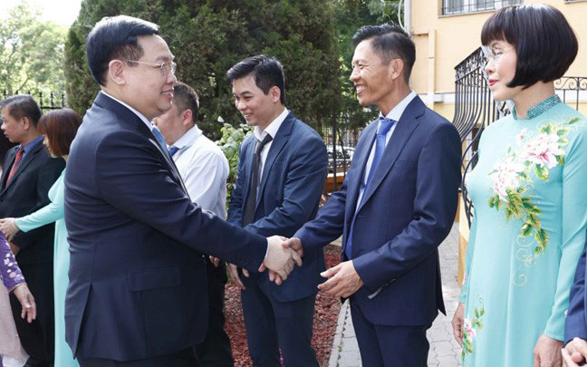 Chủ tịch Quốc hội Vương Đình Huệ thăm Đại sứ quán Việt Nam và gặp gỡ cộng đồng người Việt Nam tại Hungary. qh_sq-1656482758771.jpg