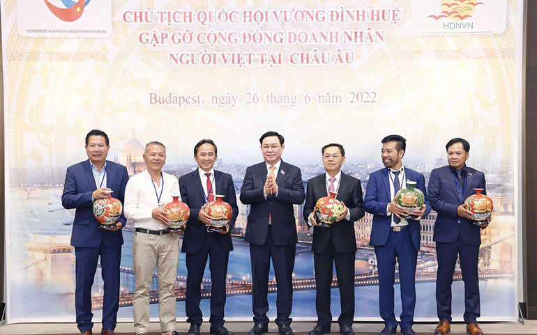 Chủ tịch Quốc hội Vương Đình Huệ tặng quà lưu niệm cho các đại biểu doanh nhân người Việt tại châu Âu. qh_dnhan-1656482758206.jpg