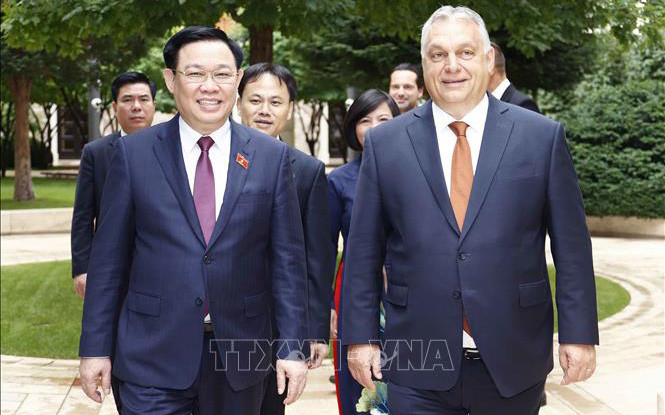 Thủ tướng Hungary Viktor Orbán đón Chủ tịch Quốc hội Vương Đình Huệ. qh_tthg-1656482758911.jpg
