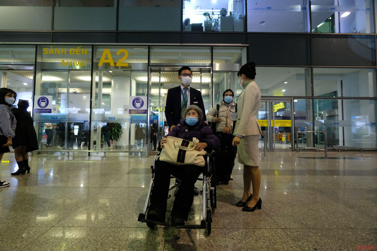 Bà Nguyễn Thị Kim Vân (70 tuổi, Hà Nội) khóc nức nở vì sau cùng bà đã được an toàn sau những ngày khó khăn trên đất khách. (ẢNH: SƠN BÁCH)