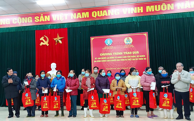 Trao 100 suất quà hỗ trợ người dân xã Hải Dương khắc phục hậu quả lũ lụt, ổn định cuộc sống. Hỗ trợ người dân Thừa Thiên Huế khắc phục hậu quả thiên tai -0