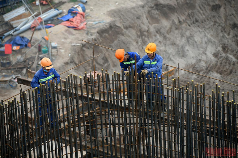 Đẩy nhanh tiến độ thi công cầu Vĩnh Tuy 2 trong năm 2022 -0