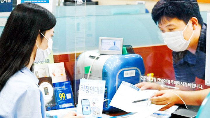 Nhiều thanh niên Hàn Quốc đang ngập trong khoản nợ ngân hàng. Ảnh: KEDGLOBAL “Núi nợ” của giới trẻ châu Á -0