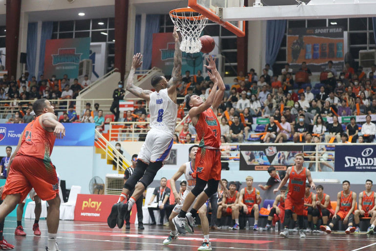Võ Thái Cường (Danang Dragons) dứt điểm cận rổ. Hanoi Buffalos giành chiến thắng đầu tiên tại VBA 2022 -0