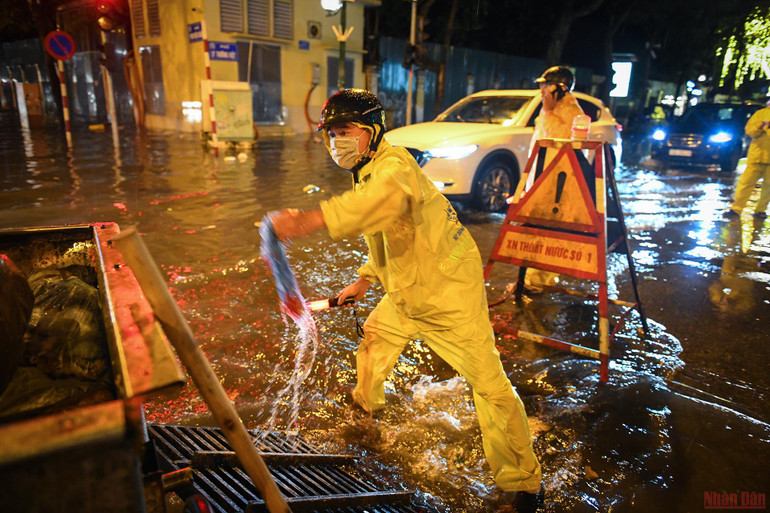 Những người “tháo cống” chống ngập cho Thủ đô -0