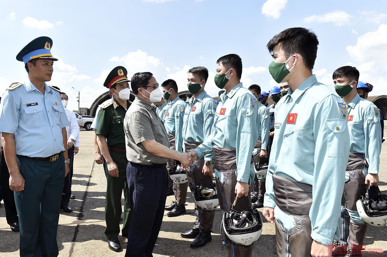 Thủ tướng Phạm Minh Chính thăm hỏi, động viên các cán bộ, chiến sĩ. Thủ tướng: Đồng Nai dứt khoát không để dịch lây lan vào khu công nghiệp, thực hiện bằng được mục tiêu kép -0