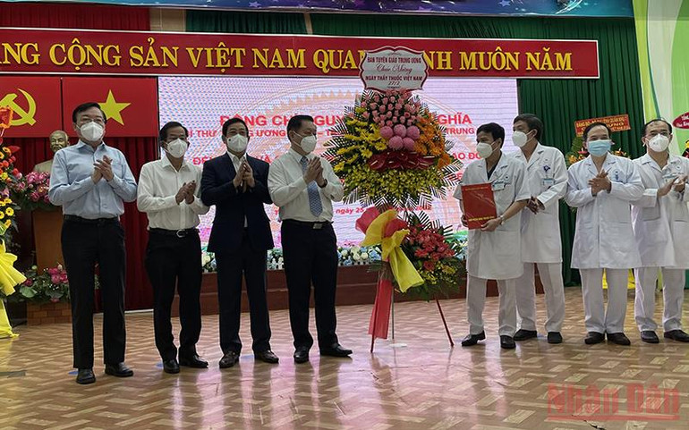 Trưởng Ban Tuyên giáo Trung ương thăm, chúc mừng các thầy thuốc tại TP Hồ Chí Minh -0