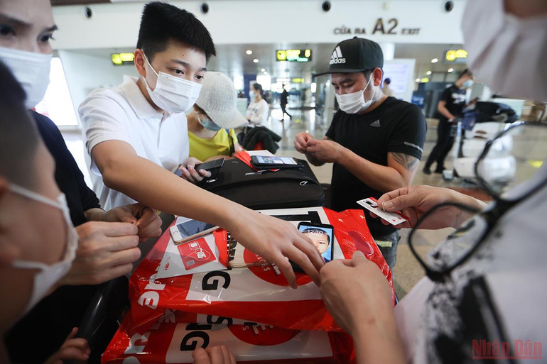 Những công dân Việt Nam tại Ukraine đầu tiên về nước an toàn -0