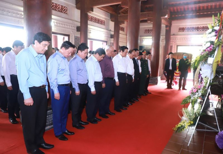 Thủ tướng cùng các đại biểu thành kính tưởng niệm anh linh các anh hùng, liệt sĩ tại Khu di tích lịch sử quốc gia Truông Bồn. Thủ tướng dự lễ hưởng ứng chương trình trồng 1 tỷ cây xanh -0