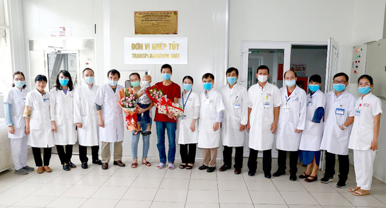 Ê-kíp y bác sĩ của Bệnh viện T.Ư Huế tham gia ca phẫu thuật ghép tủy chúc mừng bệnh nhi Kh. trong ngày xuất viện. Bệnh viện T.Ư Huế ghép tủy thành công cho bệnh nhi 30 tháng tuổi -0
