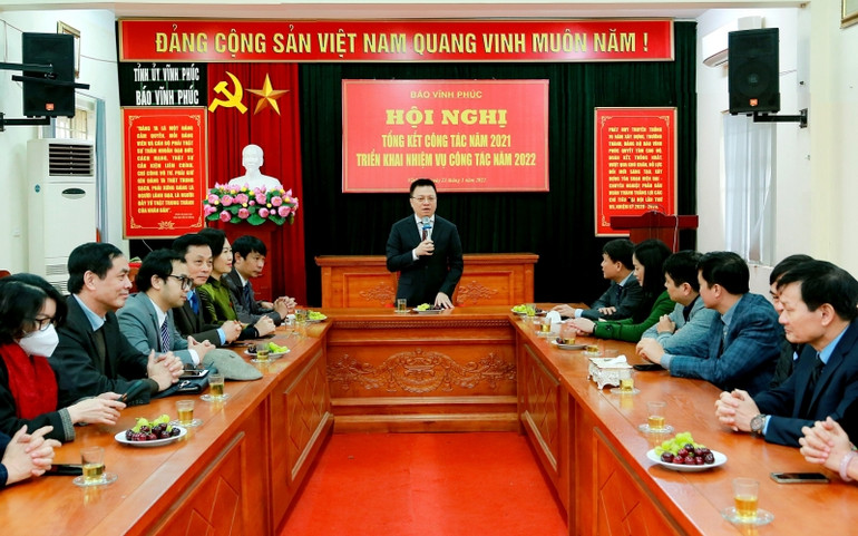 Đồng chí Lê Quốc Minh nói chuyện với những người làm báo tại Báo Vĩnh Phúc. a4_tai_bao_vp-1644396129274.jpg