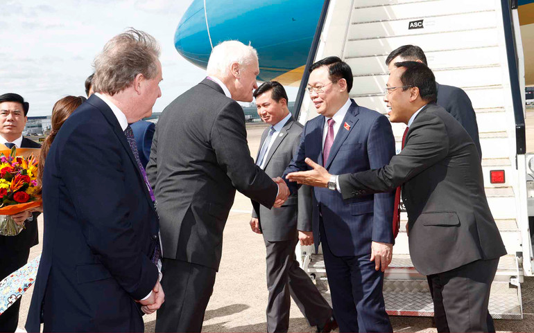 Chủ tịch Quốc hội Vương Đình Huệ bắt đầu thăm chính thức Vương quốc Anh -0