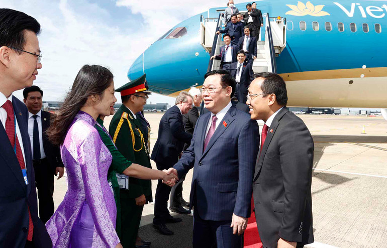 Chủ tịch Quốc hội Vương Đình Huệ bắt đầu thăm chính thức Vương quốc Anh -0