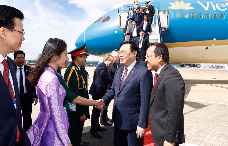 Chủ tịch Quốc hội Vương Đình Huệ bắt đầu thăm chính thức Vương quốc Anh -0