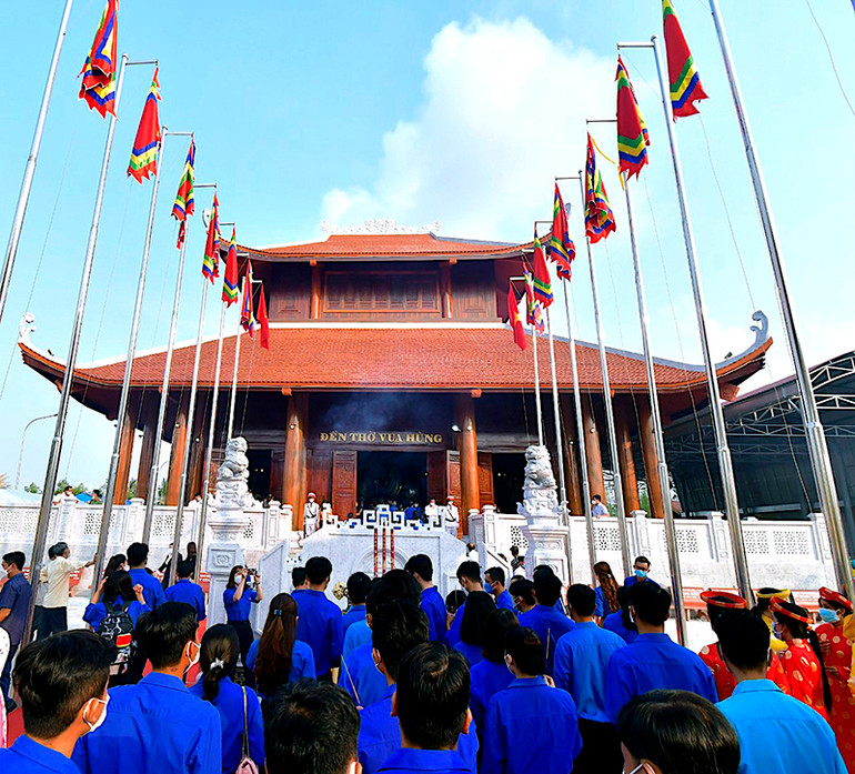 Đông đảo các tầng lớp Nhân dân trong tỉnh nô nức đến viếng Vua Hùng nhân ngày giỗ Tổ. Cà Mau nô nức Ngày Giỗ Tổ Hùng Vương -0