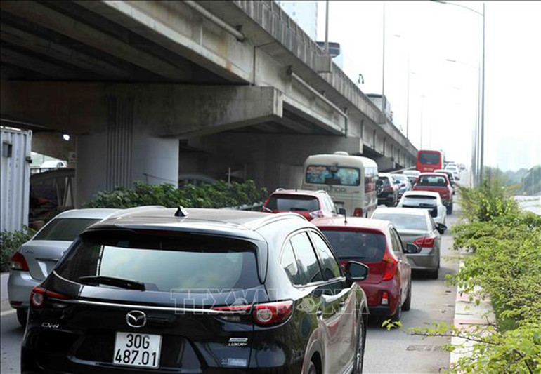 Cửa ngõ Thủ đô ùn tắc kéo dài trong ngày đầu kỳ nghỉ lễ 30/4-1/5 -0