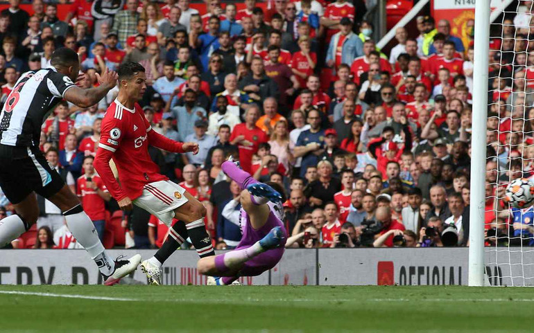 Cú đúp bàn thắng ngay trong ngày ra mắt là câu trả lời của Ronaldo cho những hoài nghi liệu anh còn đủ sức chơi tại 1 giải đấu có tính cạnh tranh cao như Premier League. (Ảnh: Manchester United) Ronaldo nói gì sau màn ra mắt hoàn hảo cùng Man Utd? -0