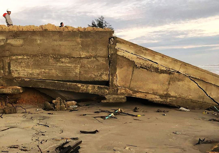 Quảng Trị sạt lở chưa từng có ở bãi tắm biển Gio Hải, chín nhà quán bị sập -0