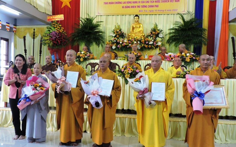 Trao Huân chương Lao động hạng Ba cho hai thành viên Ban Trị sự Giáo hội Phật giáo Việt Nam tỉnh Bến Tre -0
