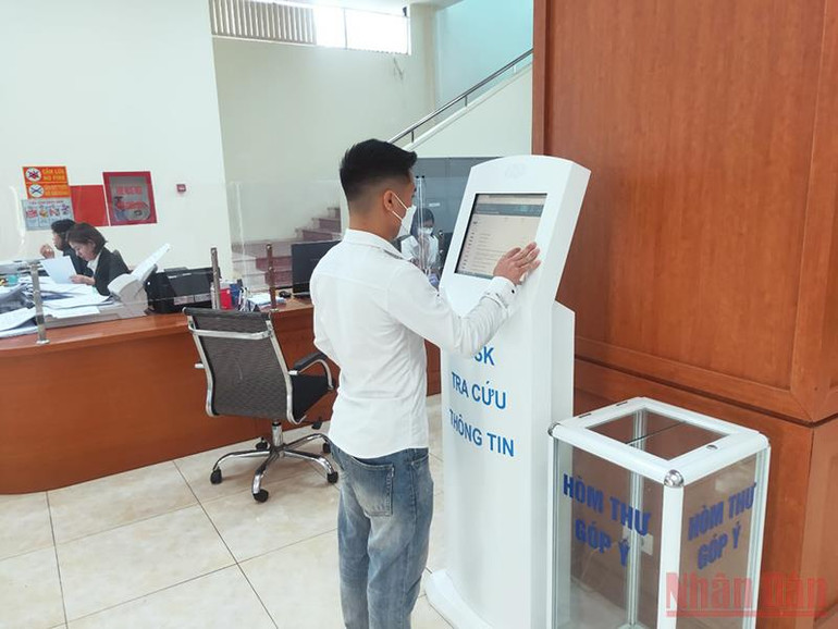 Công dân tra cứu thông tin thủ tục hành chính tại Trung tâm Phục vụ hành chính công tỉnh Thái Bình. Ứng dụng công nghệ thông tin trong xây dựng chính quyền điện tử ở Thái Bình -0