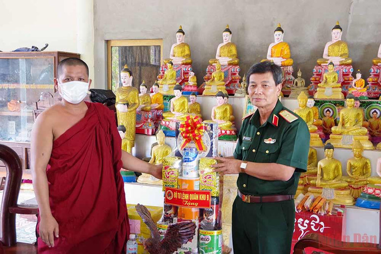 Quân khu 9 thăm, chúc Tết Chôl Chnăm Thmây tại Sóc Trăng -0