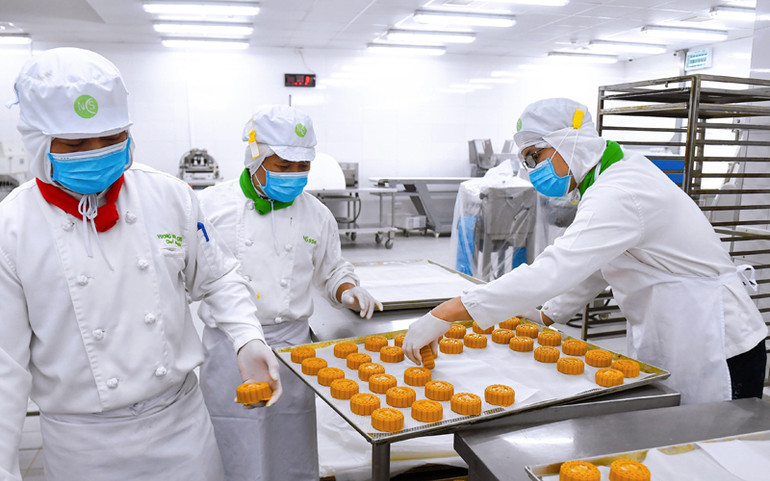 Các nhân viên công ty suất ăn làm việc liên tục ngày đêm để sản xuất, đóng gói, kịp thời đưa hàng lên tàu bay. Gần 30 nghìn bánh trung thu đến với y, bác sĩ tại miền nam -0