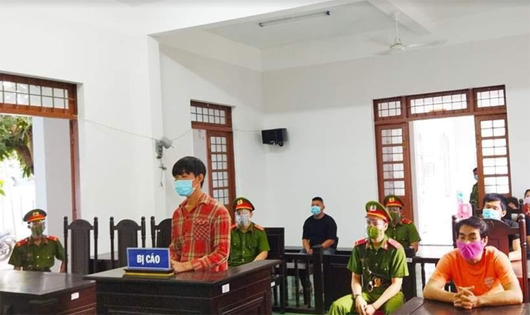 Phạt tù hai đối tượng chống người thi hành công vụ tại chốt phong tỏa kiểm dịch -0