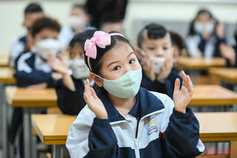 Những khoảnh khắc ngộ nghĩnh, đáng yêu của các con ngày đầu đến trường -0