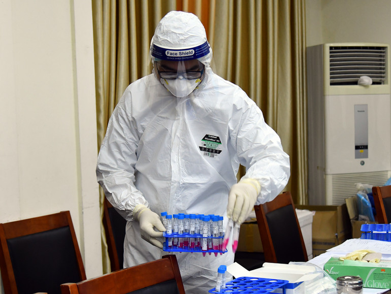 Xét nghiệm Covid-19 đối với phóng viên tham gia tuyên truyền, phục vụ Đại hội XIII -1