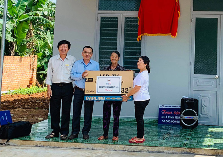 Đại diện Công ty Điện lực Đắk Lắk trao tặng chiếc ti vi cho bà Nguyễn Thị Tịnh để phục vụ sinh hoạt hằng ngày. Tổng công ty Điện lực miền Trung trao tặng năm nhà tình nghĩa cho gia đình chính sách ở Đắk Lắk -0