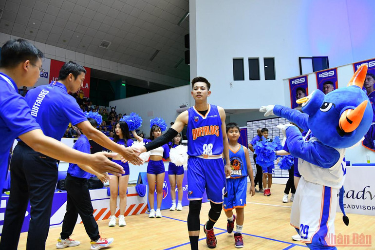 Các cầu thủ Hanoi Buffaloes bước vào trận đấu với quyết tâm là đội chủ nhà đầu tiên giành thắng lợi trước đội khách trong mùa giải năm nay. 2_2-1656893929206.jpg