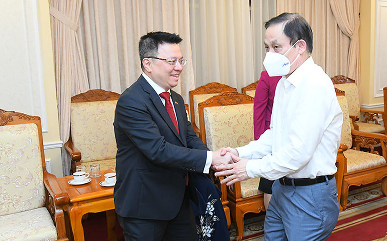 Tổng Biên tập Báo Nhân Dân đón tiếp đồng chí Lê Hoài Trung, Ủy viên Trung ương Đảng, Trưởng Ban Đối ngoại Trung ương. Các vị lãnh đạo đến dự chương trình nghệ thuật “Chung một dòng sông” -0
