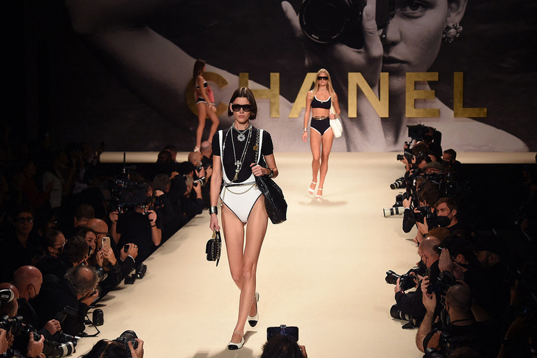 Buổi trình diễn thời trang ra mắt Bộ sưu tập Xuân Hè 2022 của Chanel. (Ảnh: LUCAS BARIOULET/AFP) Những sự kiện thời trang lớn được mong đợi vào năm 2022 -0
