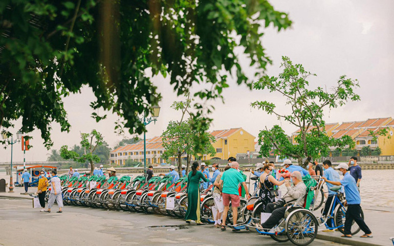 (Ảnh: DUY HẬU) Những vị khách quốc tế đầu tiên tới Việt Nam thăm phố cổ Hội An -4