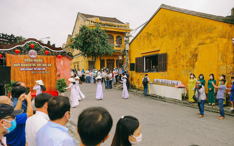 Chương trình chào đón các du khách quốc tế đầu tiên tới thăm phố cổ Hội An sau gần 2 năm gián đoạn vì Covid-19. (Ảnh: DUY HẬU) Những vị khách quốc tế đầu tiên tới Việt Nam thăm phố cổ Hội An -0