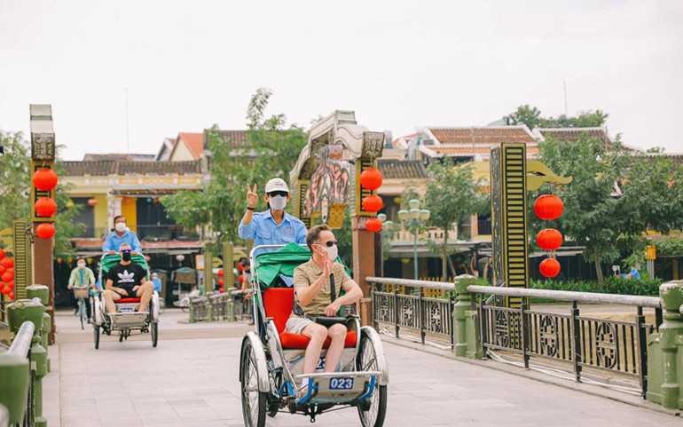(Ảnh: DUY HẬU) Những vị khách quốc tế đầu tiên tới Việt Nam thăm phố cổ Hội An -1