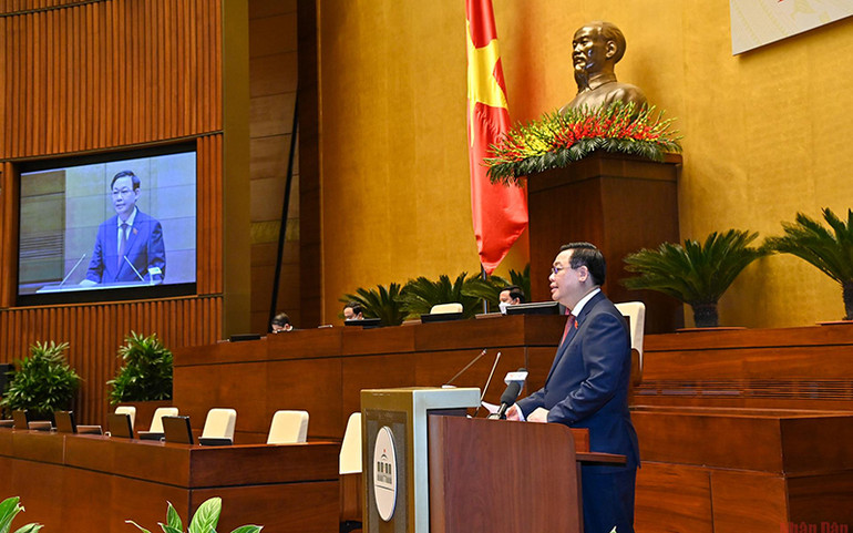 Chủ tịch Quốc hội Vương Đình Huệ đề nghị các đại biểu Quốc hội chuyên trách thể hiện rõ vai trò là lực lượng nòng cốt, then chốt, phát huy bề dày kinh nghiệm, kiến thức chuyên sâu, đóng góp nhiều ý kiến chất lượng, tâm huyết… về các dự thảo Luật. Tổng Bí thư Nguyễn Phú Trọng dự hội nghị đại biểu Quốc hội chuyên trách -0