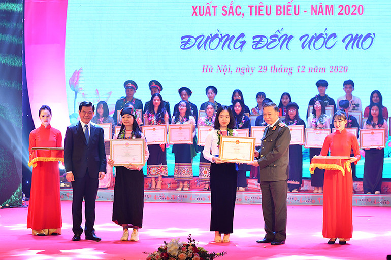Các đồng chí Tô Lâm, Nguyễn Hồng Lĩnh trao Bằng khen tặng các học sinh, sinh viên, thanh niên dân tộc thiểu số tiêu biểu năm 2020. Tuyên dương 145 học sinh, sinh viên và thanh niên dân tộc thiểu số tiêu biểu -0