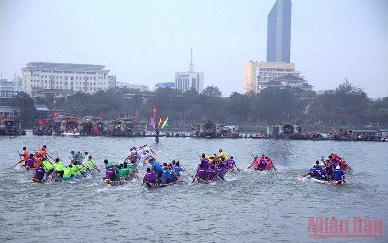 Các vận động viên tranh tài tại giải đua ghe truyền thống TP Huế. Sôi động Giải đua ghe truyền thống TP Huế lần thứ nhất -0