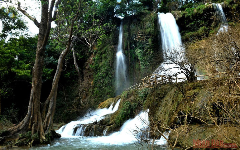 Những thác nước trong xanh - món quà từ mẹ thiên nhiên -0