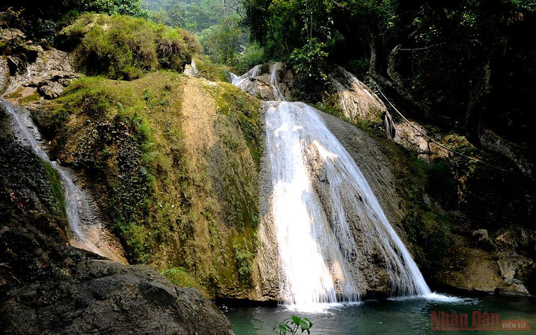 Những thác nước trong xanh - món quà từ mẹ thiên nhiên -0