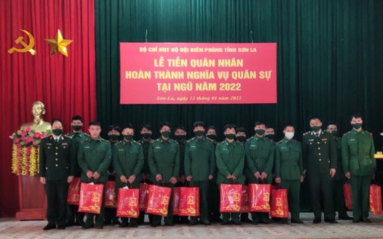 Tặng quà các quân nhân hoàn thành nghĩa vụ quân sự, xuất ngũ trở về địa phương. Sơn La tiễn quân nhân hoàn thành nghĩa vụ quân sự tại ngũ -0