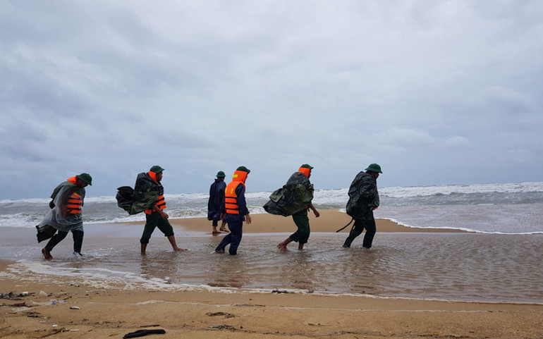 Các tỉnh Trung Bộ bắt đầu mưa lớn, lũ dâng, năm người mất tích -0