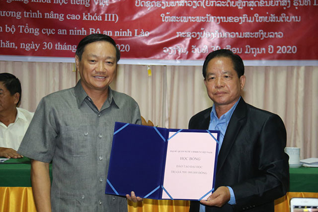 Đại sứ Việt Nam tại Lào Nguyễn Bá Hùng (trái) trao học bổng cho đại diện Bộ Công An Lào. Bế giảng lớp tiếng Việt nâng cao cho Bộ Công an Lào -0