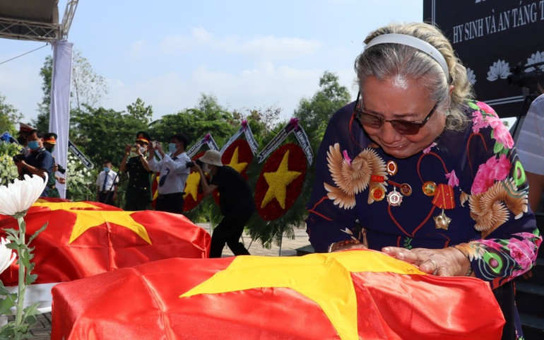 Bà Thân Thị Vân, nữ chiến sĩ Đoàn 10 Đặc công Rừng Sác xúc động bên hài cốt đồng đội. Truy điệu, an táng 28 hài cốt liệt sĩ Đoàn 10 Đặc công Rừng Sác -0