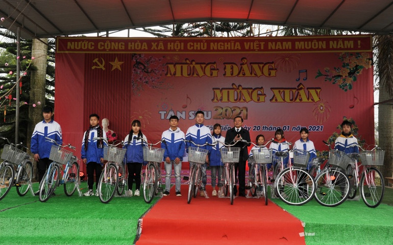 Tặng quà Tết đồng bào dân tộc thiểu số ở Cao Bằng -0